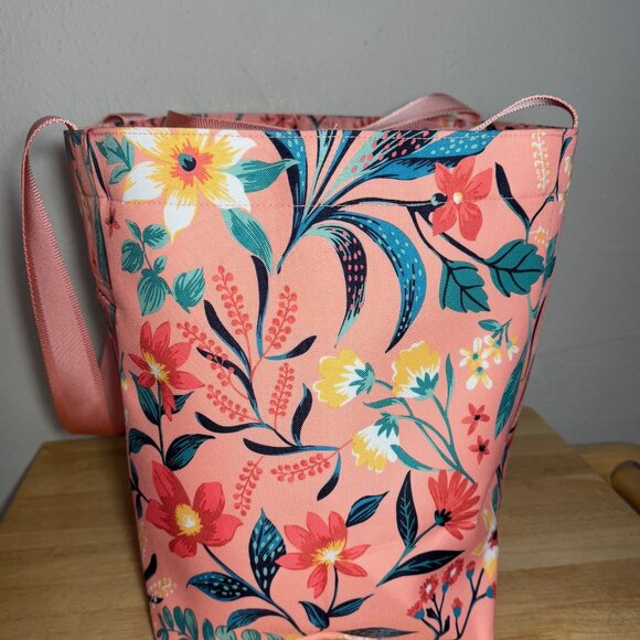 Vera Bradley Drawstring Family Tote in Paradise Bright Coral NWT - Picture 5 of 12
